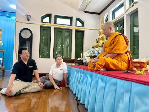 “Cleaning the temple, cleansing the heart”, Wat Prayurawongsawat