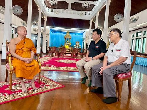 “Cleaning the temple, cleansing the heart”, Wat Prayurawongsawat