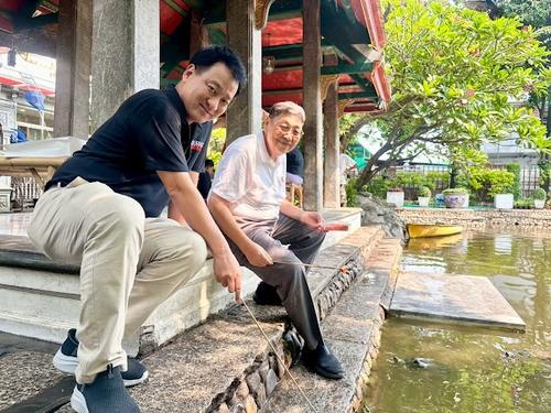 “Cleaning the temple, cleansing the heart”, Wat Prayurawongsawat